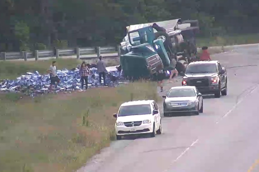 camión cerveza vuelca