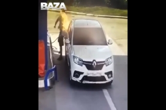 Un hombre enciende un cigarrillo mientras reposta gasolina y se prende fuego cigarrillo gasolina