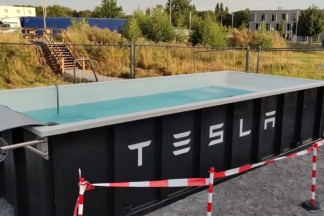 Tesla instala una piscina en una de sus estaciones de carga Piscina Tesla