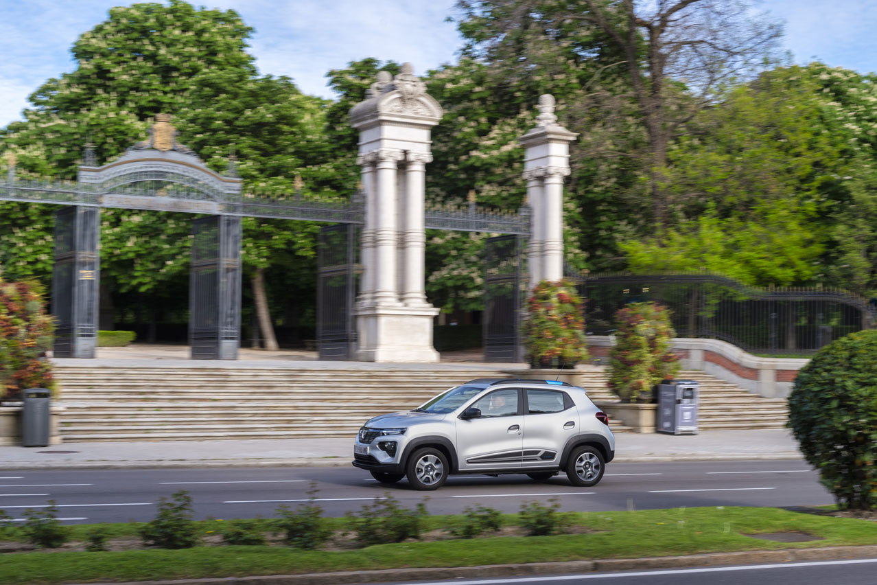 prueba del Dacia Spring cerca del parque de El Retiro de Madrid