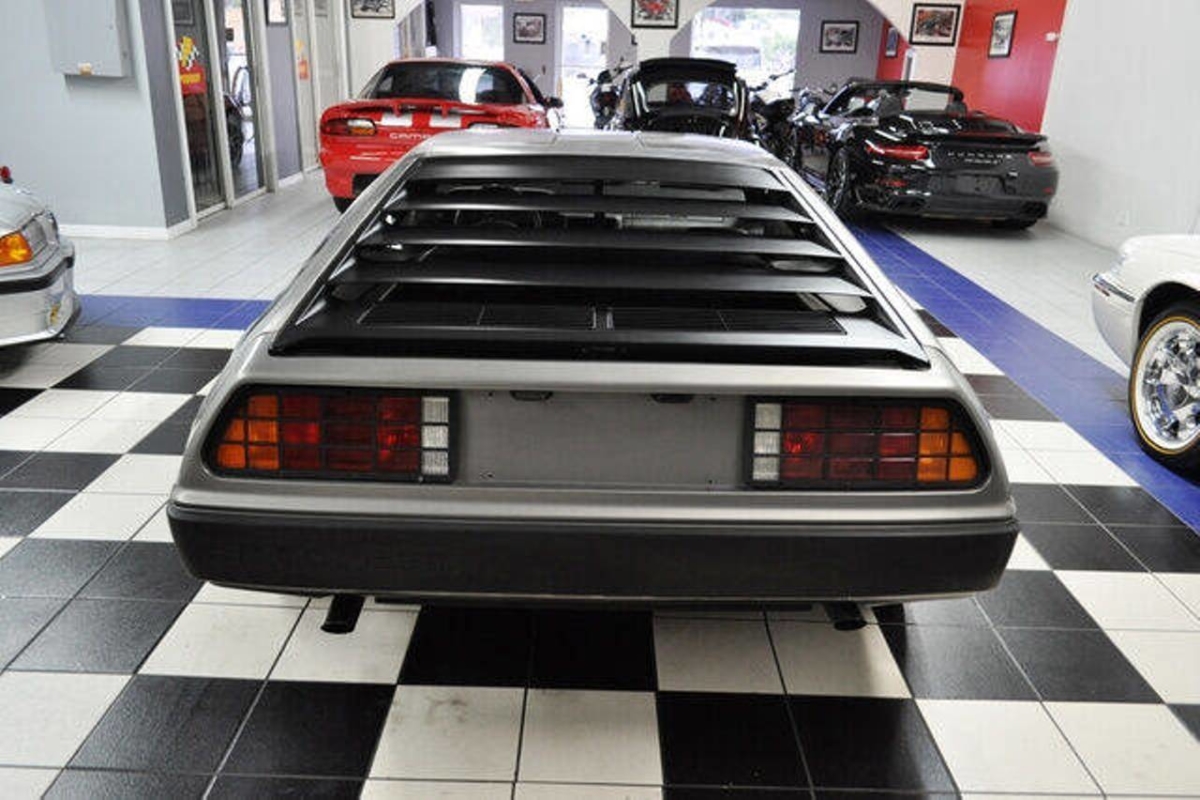 A la venta este DeLorean DMC12 de 1983 con solo 8.000 km