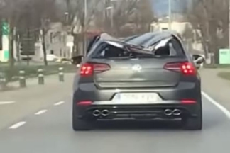 Vídeo: un Volkswagen Golf R con el techo aplastado en un accidente circulando por Barcelona volkswagen golf r techo aplastado barcelona