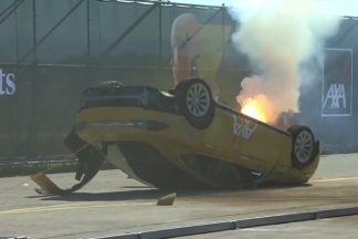 AXA se disculpa por simular un incendio en la batería de un Tesla durante unos test de choque AXA se disculpa incendio batería Tesla