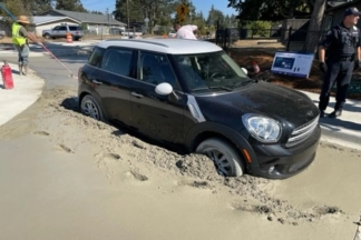 Una mujer roba un coche y queda atrapada en el cemento cuando trata de huir atrapada en el cemento