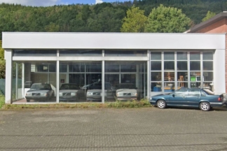 Este concesionario abandonado aún tiene varios Volvo 240 en su interior concesionario abandonado volvo