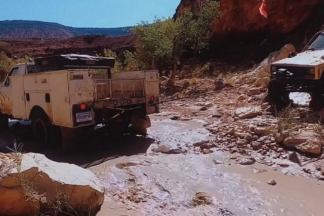 Vídeo: ¡Fuerza bruta! Un Jeep Cherokee remolca a un enorme Ford F-450 Jeep Cherokee Ford F-450