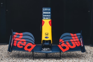 A subasta una réplica del alerón frontal del Red Bull RB16B de Max Verstappen subasta réplica alerón Red Bull Max Verstappen