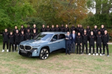 Los jugadores del AC Milán de Zlatan Ibrahimović reciben sus nuevos BMW bmw ac milan