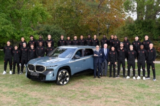 Los jugadores del AC Milán de Zlatan Ibrahimović reciben sus nuevos BMW bmw ac milan