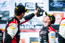 Kalle Rovanperä se proclama campeón del WRC 2022, el más joven de la Historia Sebastién Ogier le da de beber a Kalle Rovanperä se proclama campeón del WRC 2022