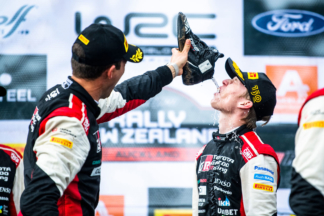 Kalle Rovanperä se proclama campeón del WRC 2022, el más joven de la Historia Sebastién Ogier le da de beber a Kalle Rovanperä se proclama campeón del WRC 2022