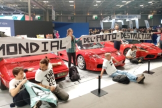 Manifestantes protestan pegando sus manos a varios Ferrari en el Salón de París 2022 manifestantes protestas salon paris 2022