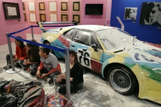 Activistas climáticos vierten harina en el BMW M1 pintado por Andy Warhol Activistas BMW M1 Andy Warhol