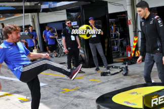 Vídeo: Fernando Alonso demuestra su dominio con un balón de fútbol Fernando Alonso dominio balón de fútbol