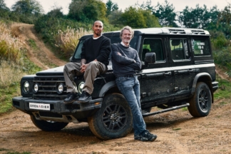 Hamilton cambia el circuito por el campo y prueba el Ineos Grenadier Hamilton Ineos Grenadier