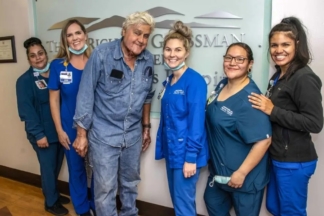Jay Leno recibe el alta del hospital y se recupera en casa Jay Leno alta hospital
