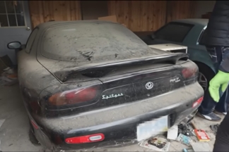 Un Mazda RX-7 abandonado con solo 12.874 km obtiene su primer lavado en 23 años Mazda RX-7 abandonado