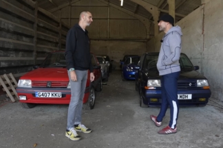 Descubren varios coches clásicos de los 80 y 90 en un granero