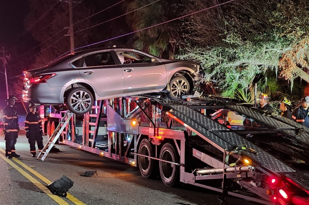estrella Nissan Altima camión transporte