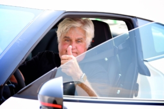Jay Leno resulta herido en un incendio en su garaje Jay Leno