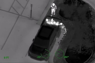 Roba un coche y se esconde en la cama de un Ford F-150 Raptor roba coche se esconde Ford F-150