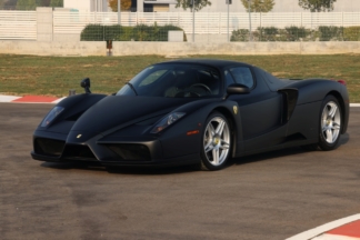 A subasta el Ferrari Enzo de la familia Real de Brunéi (y primer Ferrari pintado en negro mate de la historia) subasta ferrari enzo negro mate familia real brunei