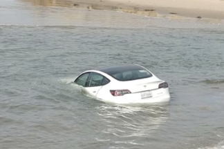 Vídeo: aparece un Tesla Model 3 flotando frente a una playa tesla model 3 flotando playa