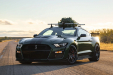 Grinch roba el árbol de Navidad en un Hennessey