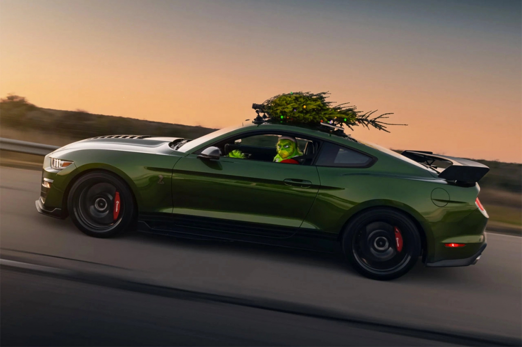 Grinch roba el árbol de Navidad en un Hennessey