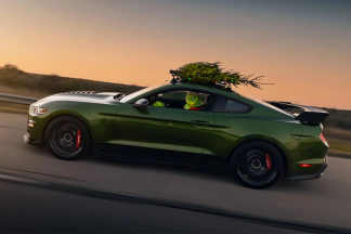 El Grinch roba el árbol de Navidad en un Hennessey Venom 1000 Mustang GT500 Grinch roba el árbol de Navidad en un Hennessey