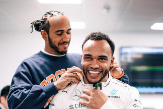 El hermano de Lewis Hamilton, Nico Hamilton, hace historia con un simulador de F1 Nico Hamilton simulador de F1