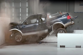 Vídeo: esto es lo qué pasa con una pick-up de gran tonelaje al chocar contra un muro Pick-up gran tonelaje al chocar