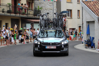 La curiosa razón por la que el coche no puede ir a menos a 25 metros detrás del ciclista en una contrarreloj coche no puede ir a menos a 25 metros del ciclista