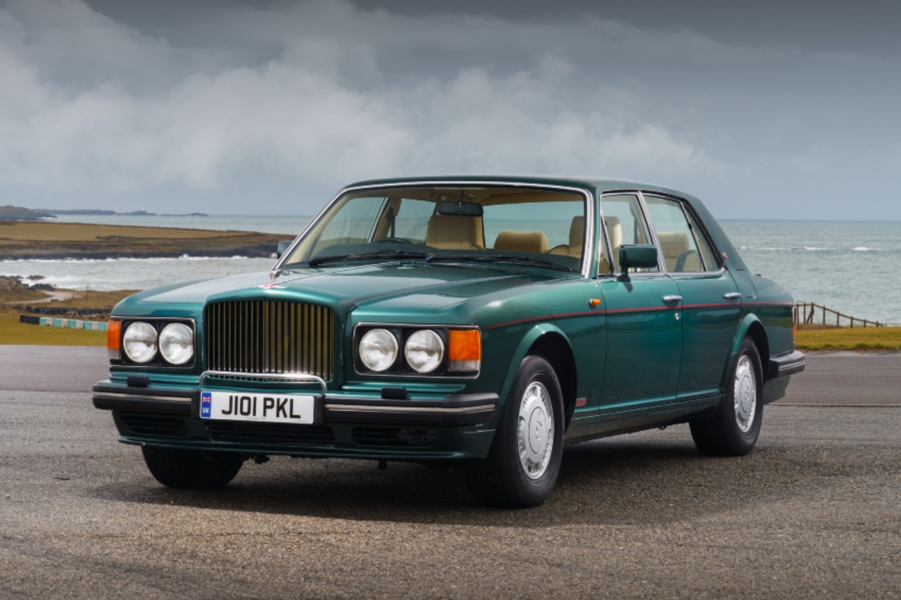 coches clásicos y modernos