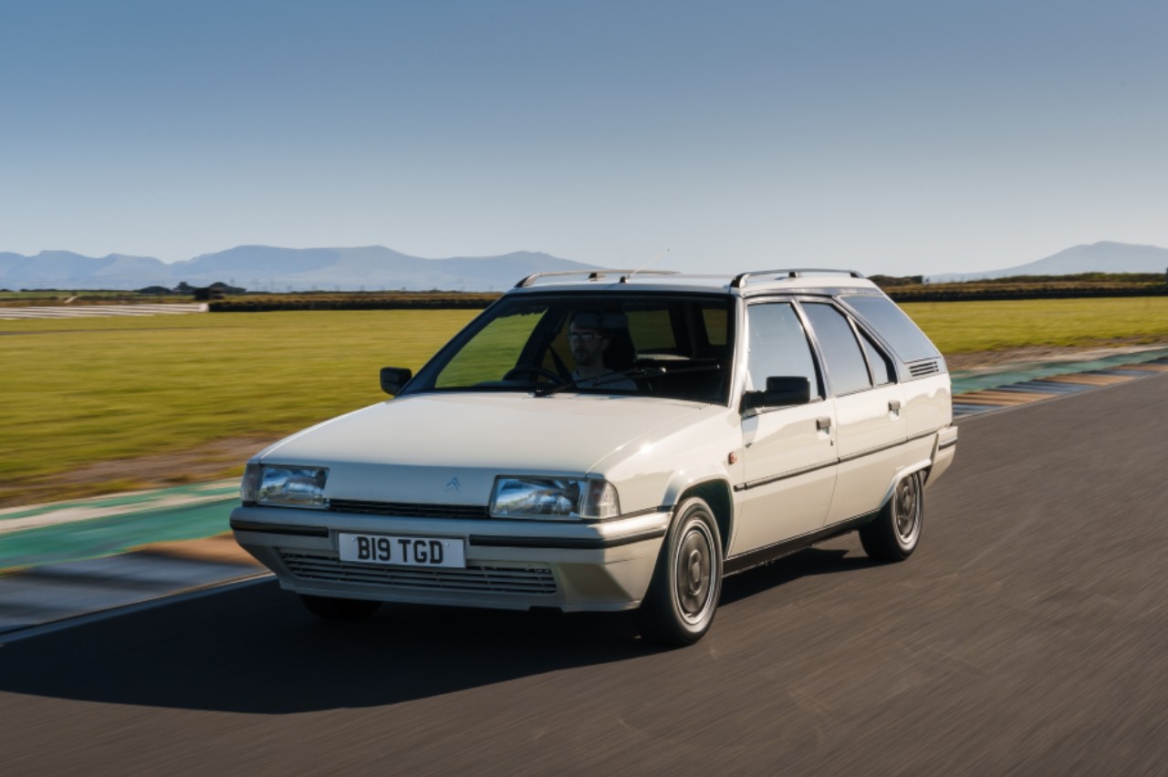 coches clásicos y modernos