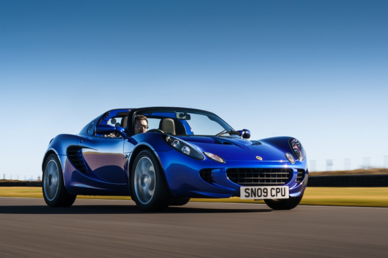 coches clásicos y modernos