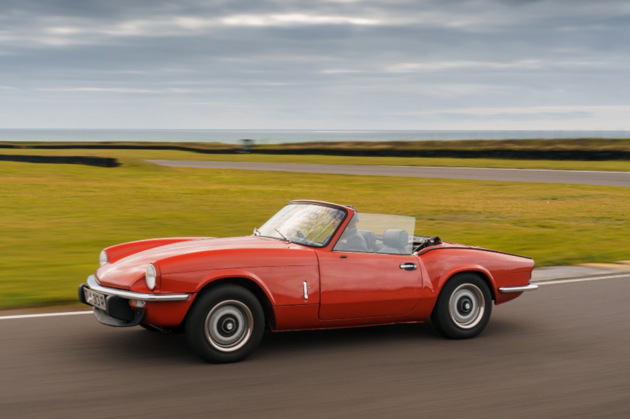 coches clásicos y modernos