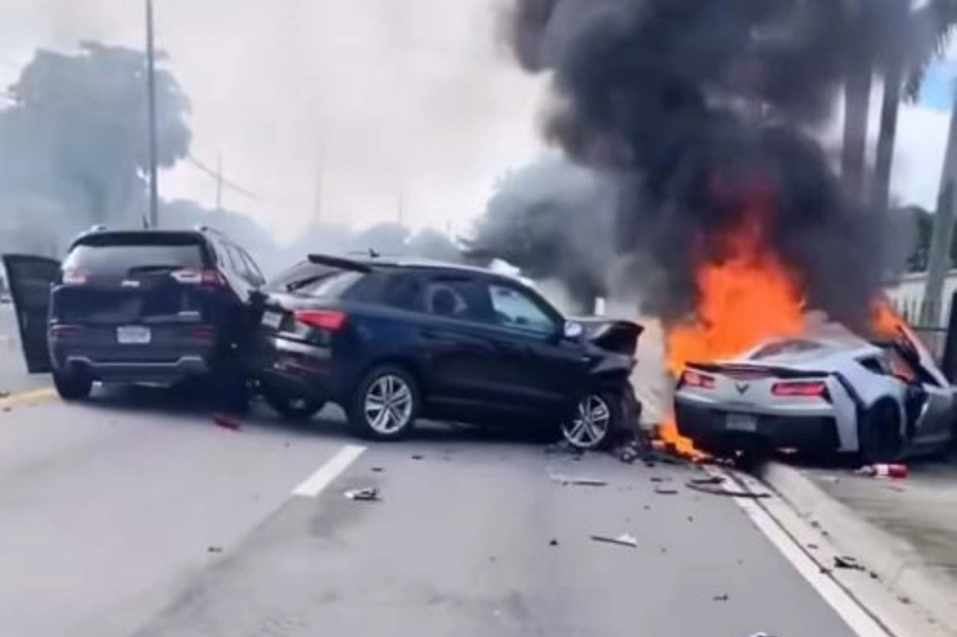 corvette accidentado pierde motor incendia