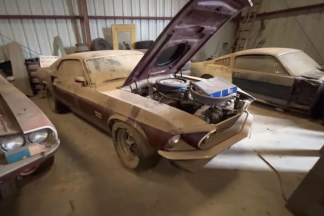 Vídeo: este granero está repleto de muscle cars abandonados granero repleto muscle cars abandonados