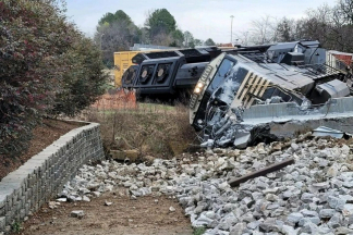 Un tren choca con un camión que transportaba una viga de 40 metros y descarrila (vídeo) tren choca camion transportaba viga descarrila
