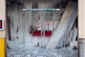 La gran helada en Estados Unidos deja un túnel de lavado completamente congelado tunel lavado congelado