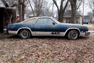 Encuentran un Oldsmobile 442 de 1977 abandonado en un granero desde 1993 Oldsmobile 442 1977 abandonado granero