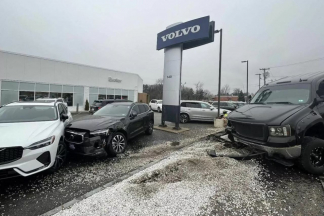 Se empotra contra un concesionario Volvo y destroza cinco coches accidente concesionario volvo