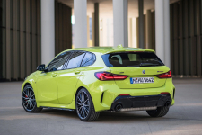 BMW M135i xDrive trasera