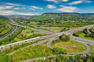 La llegada de los coches eléctricos haría innecesarios los límites de velocidad en las autopistas coches electricos limites velocidad autopistas