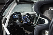 cockpit y volante del BMW M2 CS Racing