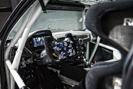 cockpit y volante del BMW M2 CS Racing