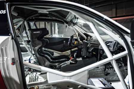 cockpit y jaula del BMW M2 CS Racing