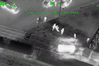 Vídeo: roba un coche de Policía, tiene un accidente, cae a las vías del tren y está a punto de ser arrollado roba coche de Policía