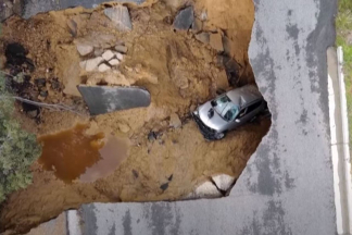 Vídeo: un socavón provocado por las lluvias se traga dos coches socavon provocado lluvias traga dos coches